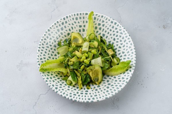 Большой зеленый салат с мятной заправкой